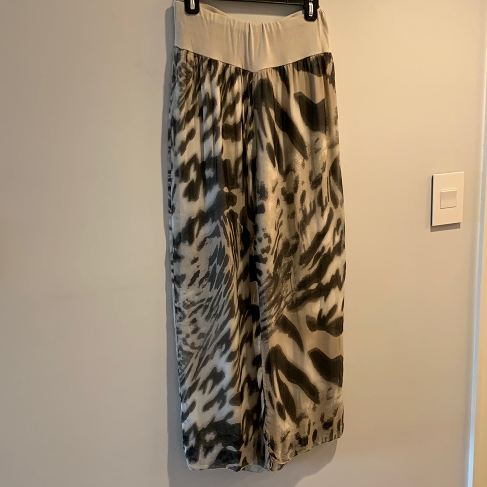 Silky palazzo pants in animal print O/S